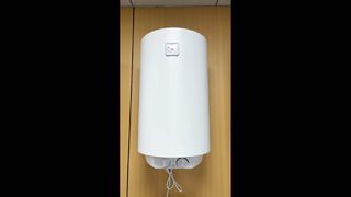 Aquecedor elétrico de água com armazenamento instantâneo de água quente